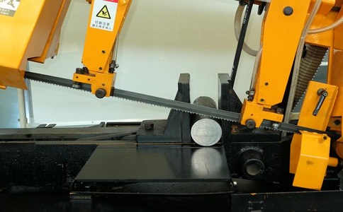 蒋湖农场数控带锯床自动送料精度会出现偏差吗？